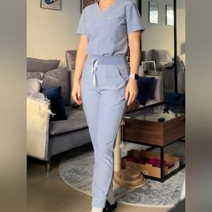 Figs scrub set - vapor blue Catarina top and high waisted zamora joggers - small